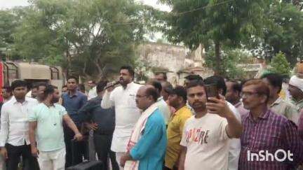 अनूपपुर: CCTV में कैद हुआ हमला: तीरथ राठौर पर हमला, उमंग गुप्ता के नेतृत्व में जैतहरी थाने में प्रदर्शन और ज्ञापन सौंपा गया