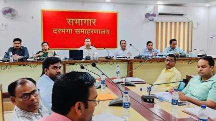 दरभंगा: दरभंगा समाहरणालय में जिलाधिकारी ने आपदा प्रबंधन की समीक्षा बैठक की