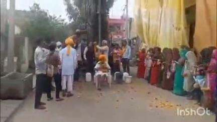 सीहोर नगर: सीहोर के गांव में पानी के लिए चार नए नलकूप खोदे गए, ग्रामीणों ने कर्मचारियों का स्वागत माला और मिठाई से किया