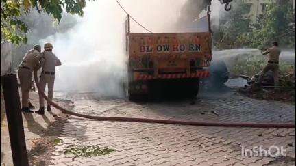 सोलन: परवाणु के सेक्टर 5 में ट्राले में लगी आग, पोकलेन व स्कूटर भी जलकर हुए राख, कोई जानी नुकसान नहीं हुआ