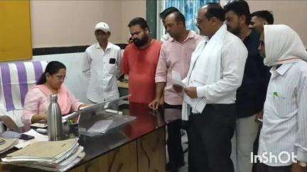 सिवनी मालवा: नगर कांग्रेस कार्यकर्ताओं ने मंत्री विजय शाह का विरोध किया, राष्ट्रपति के नाम ज्ञापन सौंपा