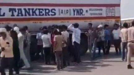 शामली: मेरठ-करनाल हाईवे पर टपराना गोल चक्कर के पास टैंकर ट्रक की चपेट में आने से बाइक पर सवार महिला की मौत