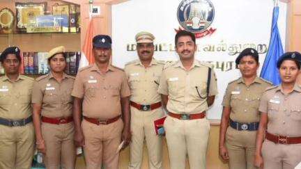 இராமநாதபுரம்: போக்ஸோ வழக்கில் சிறப்பாக பணியாற்றிய காவலர்களுக்கு எஸ் பி அலுவலகத்தில் பாராட்டு