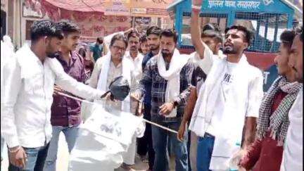 सरदारशहर: आरएलपी व एसएफआई संगठन ने गांधी चौक में मध्यप्रदेश के कैबिनेट मंत्री का पुतला जलाकर मंत्री को बर्खास्त करने की की मांग