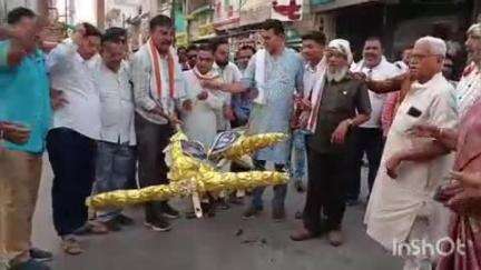 राजनांदगांव: शहर के मानव मंदिर चौक में एमपी के कैबिनेट मंत्री के विवादित बयान के खिलाफ कांग्रेस ने किया पुतला दहन