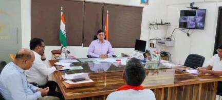 कर्वी: चित्रकूट के डीएम ने कलेक्ट्रेट स्थित अपने चैंबर में जन सुनवाई की, जनता की शिकायतें सुनीं