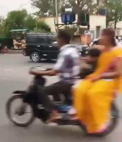 टीकमगढ़: टीकमगढ़ में ईदगाह के सामने डीपी से ट्राइसाइकिल चार्ज करते हुए दिखा शख्स, वीडियो हुआ वायरल