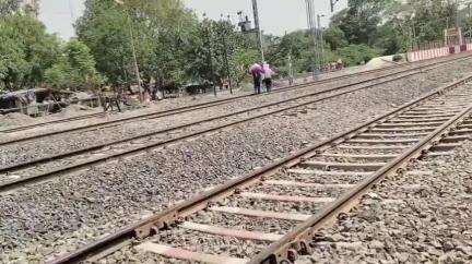 जखनिया: जाखनिया के मंझरिया रेलवे ट्रैक के पास अज्ञात युवक का क्षत-विक्षत शव मिलने से मचा हड़कंप, पुलिस शिनाख्त करने में जुटी