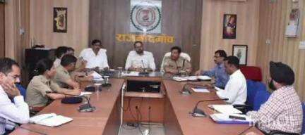 राजनांदगांव: कलेक्ट्रेट सभाकक्ष में कलेक्टर ने विभिन्न अधिकारियों और कर्मचारियों की ली बैठक, दिए आवश्यक दिशा-निर्देश