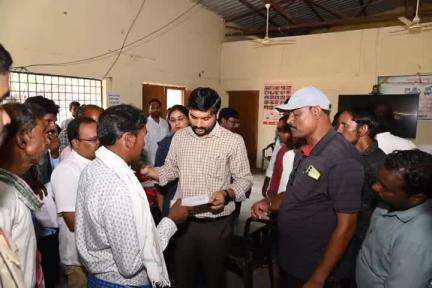 అసిఫాబాద్: రెవెన్యూ సదస్సులో వచ్చిన దరఖాస్తులను విచారించాలి: ఆసిఫాబాద్ జిల్లా కలెక్టర్ వెంకటేష్ దోత్రే