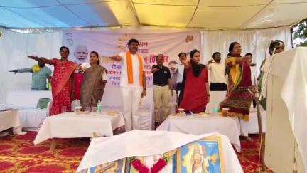 नारायणपुर: रेमावण्ड समाधान शिविर में बस्तर कमिश्नर डोमन सिंह ने हितग्राहियों को बांटे आवास स्वीकृति और पेंशन प्रमाण पत्र