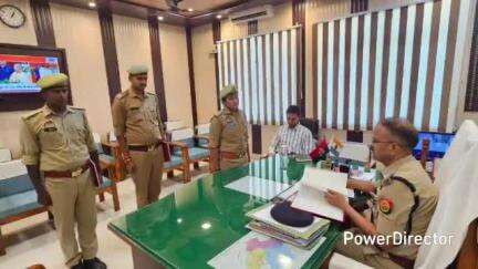 राजापुर: पुलिस अधीक्षक चित्रकूट ने पुलिस कार्यालय में थाना/चौकियों में तैनात बीट पुलिस अधिकारियों की बीट बुक की की जांच