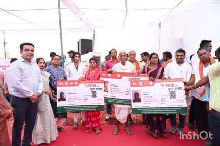 बैकुंठपुर: बैकुंठपुर विधायक भैयालाल राजवाड़े ने सुशासन तिहार के समाधान शिविर में कहा, खुलकर बताएं समस्या, प्रशासन आपके साथ है