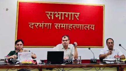 दरभंगा: दरभंगा समाहरणालय: जिलाधिकारी ने नाविकों के लंबित भुगतान को जल्द करने का निर्देश दिया