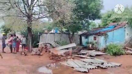 குளித்தலை: இருபுதுபட்டி இலங்கை தமிழர் குடியிருப்பில் பலத்த காற்றுடன் கூடிய கனமழை வீட்டின் மேற்கூரை பெயர்ந்தது  மின்கம்பம் சாய்ந்து சேதம்