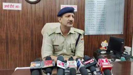 नारासन: शेरपुर खेलमऊ में अवैध खनन करते हुए पुलिस ने 5 ट्रैक्टर ट्राली और 1 पोकलैंड को पकड़कर किया सीज