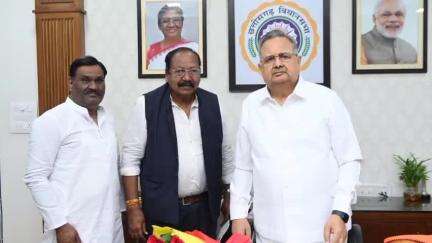 गुण्डरदेही: पूर्व सांसद मोहन मंडावी और गुण्डरदेही नगर पंचायत अध्यक्ष प्रमोद जैन ने विधानसभा अध्यक्ष डॉ. रमन सिंह से की मुलाकात