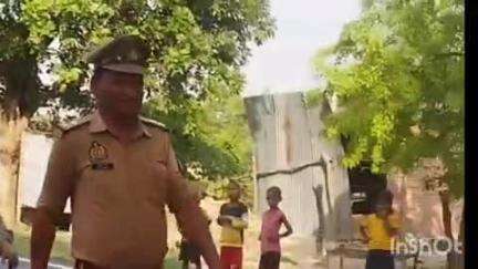 तुलसीपुर: भारत-नेपाल बार्डर क्षेत्र जरवा में पुलिस ने गश्त करते हुए ड्रोन कैमरे से की निगरानी