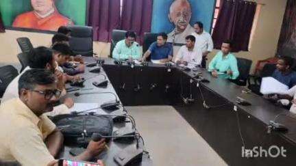 उधवा: उधवा प्रखंड में बीडीओ सह सीओ ने की बैठक, लंबित आवास पूर्ण नहीं करने पर होगी कार्रवाई