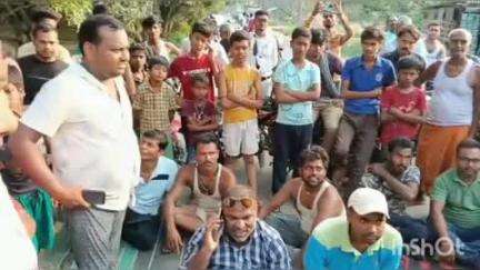 अंधराठाढ़ी: मधुबन वार्ड दो में बिजली आपूर्ति बाधित होने पर उपभोक्ताओं ने सड़क जाम कर प्रदर्शन किया