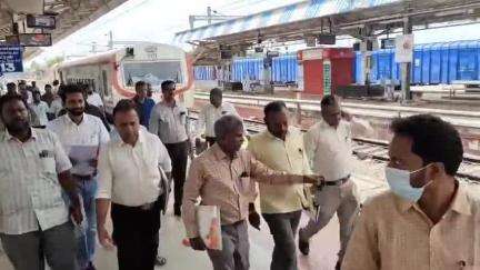பழனி: ரயில் நிலையத்தில் நடைபெற்று வரும் அம்ரித் பாரத் திட்டப் பணிகளை மதுரை கோட்ட ரயில்வே மேலாளர் ஆய்வு செய்தார்