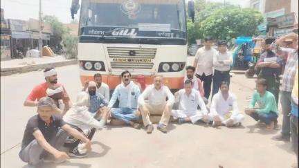 कोडा चौक पर बसों की अवैध पार्किंग को लेकर दुकानदारों ने धरना लगाया