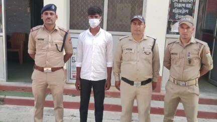 चम्पावत: पुलिस ने बाराबंकी से सोशल मीडिया में झूठी खबर पोस्ट करने वाले अभियुक्त को किया गिरफ्तार