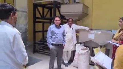 अनूपपुर: कलेक्टर हर्षल पंचोली ने बीज उत्पादक सहकारी संस्था परसवार का निरीक्षण किया