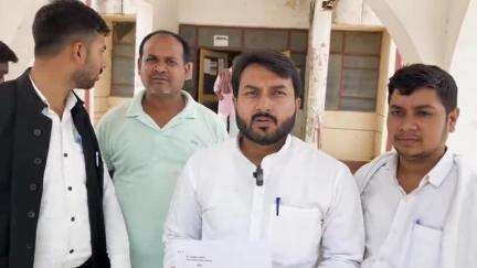 मऊ: बेलौली भीमपुरा मुख्य जर्जर सड़क के मरम्मतीकरण हेतु मुलायम सिंह यूथ ब्रिगेड के लोगों ने डीएम को सौंपा ज्ञापन
