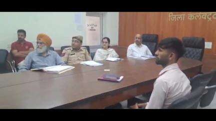 क्लैक्ट्रैट सभागार में डीजी ने वीडियो कॉन्फ्रेंसिंग के जरिए अधिकारियों के साथ बैठक कर दिए आवश्यक दिशा निर्देश