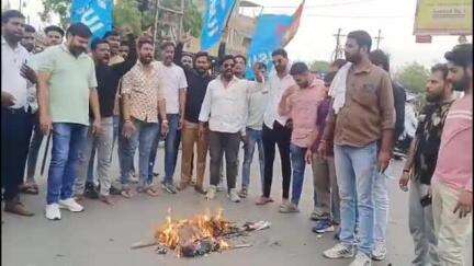 देवास नगर: कर्नल सोफिया कुरैशी पर टिप्पणी के विरोध में एनएसयूआई ने भोपाल चौराहे पर मंत्री विजय शाह का पुतला फूंका