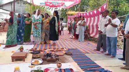હાંસોટ: તાલુકાના જુના ઓભા ગામના માહયાંવશી ફળિયામાં આવેલ વેરાઈ માતાજીના મંદિરની 24મી સાલગીરી પાટોત્સવની ઉજવણી કરાઈ.