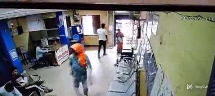 पतरातू: भुरकुंडा पटेल नगर में बाइकर्स गैंग ने बुजुर्ग महिला से 50,000 रुपये छीने, सीसीटीवी फुटेज वायरल, पुलिस जांच में जुटी