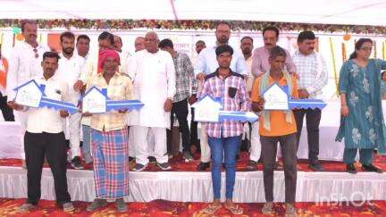 मुंगेली: धरमपुरा समाधान शिविर में 246 लोगों को शौचालय और 5 लोगों को आवास पूर्णता प्रमाण पत्र प्रदान किए गए