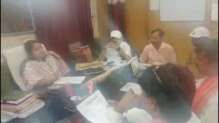 कासगंज: महिला सफाई कर्मी का 6 माह का वेतन रोके जाने को लेकर सफाई कर्मियों ने नगर पालिका में की बैठक, आंदोलन की दी चेतावनी