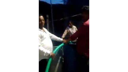 कारंजा: शहरातील प्रभाग सात मध्ये पाण्याच्या भीषण टंचाईने काँग्रेस कमिटी तथा शाळा समितीचे अध्यक्ष शहा यांचे मोफत पाणी वाटप # Jans