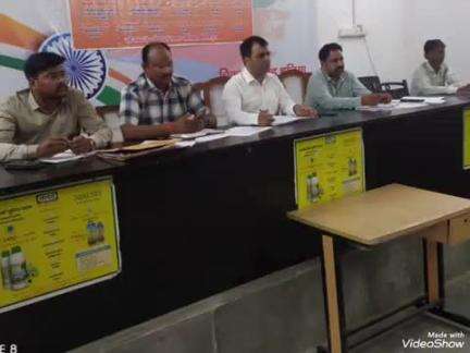 लालगंज: हलिया ब्लाक सभागार में खंड विकास अधिकारी ने सचिवों के साथ बैठक की, विकास कार्यों की प्रगति व पानी समस्या की समीक्षा की
