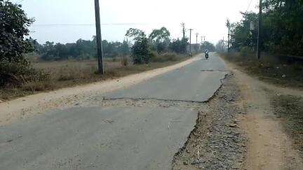 সাঁতুড়ি: শাঁতুড়ি থেকে মনিহারা কড়াডাঙ্গা যাওয়ার ১২ কিমি রাস্তার বেহাল দশা সংস্কারের দাবি এলাকাবাসীর #jansamasya