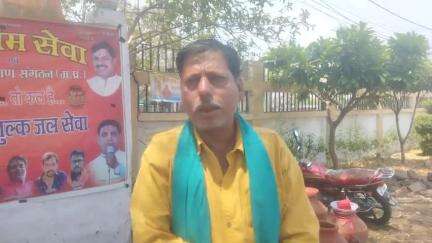 कलेक्टर साहब स्वच्छ जल और जल संरक्षण को लेकर लाख कोशिश कर ले लेकिन अपने ही परिसर में आम लोगों के लिए सड़ा पानी जिसमें कीड़े तैर रहे हैं। ऐसा पानी ही लोगों के लिए पीने के लिए रखा हुआ है।‌
कलेक्टर साहब से अनुरोध है ऐसे फोटो जीवी समाज सेवियों