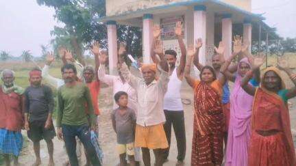 सिकटी: कुआड़ी पंचायत वार्ड 14 भुमपोखर में सड़क निर्माण की मांग को लेकर ग्रामीणों ने किया प्रदर्शन