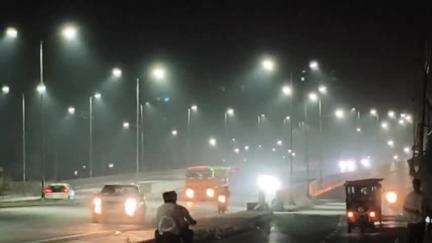 अमरोहा: रजबपुर में हाईवे पर फ्लाईओवर पर बाइक सवार को अज्ञात वाहन ने मारी टक्कर, हायर सेंटर किया गया रेफर