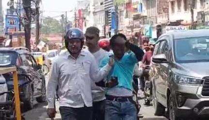 रूड़की: चंद्रशेखर चौक के पास लोगों ने मोबाइल चोर को पकड़कर पुलिस के हवाले किया, पूछताछ में जुटी पुलिस