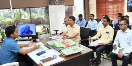 ग्वालियर गिर्द: ग्वालियर नगर निगम मुख्यालय में कमिश्नर ने अधिकारियों के साथ बैठक की