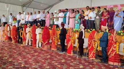 सागर नगर: बालाजी मंदिर प्रांगण में आयोजित सामूहिक विवाह समारोह में बारातियों के साथ सागर विधायक शैलेंद्र जैन जमकर नाचे