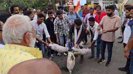 अंबिकापुर: घड़ी चौक में कांग्रेस ने फूंका मध्य प्रदेश के सीनियर मंत्री विजय शाह का पुतला