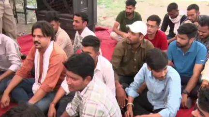 जयपुर: SI भर्ती परीक्षा रद्द कराने की मांग को लेकर राष्ट्रीय लोकतांत्रिक पार्टी के बैनर तले शहीद स्मारक पर धरना प्रदर्शन जारी