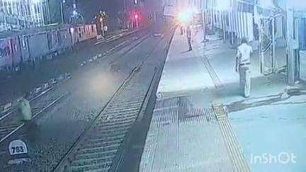 होशंगाबाद नगर: नर्मदापुरम रेलवे स्टेशन पर RPF कांस्टेबल ने बचाई पटरी पार कर रहे यात्री की जान, CCTV में कैद हुई घटना