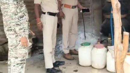 लालबर्रा: कटंगा कछार घाट के पास वैनगंगा नदी के समीप रोड किनारे से पुलिस ने 60 लीटर कच्ची शराब की ज़ब्त