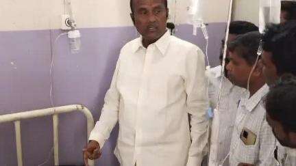 మడకశిర పట్టణంలో బుధవారం జరిగిన రోడ్డు ప్రమాదంలో ఇద్దరికి తీవ్ర గాయాలు