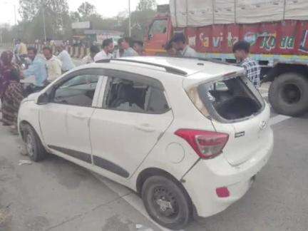 पचोर: पचोर रेलवे स्टेशन पर कार के अचानक ब्रेक लगने से बाइक सवार दंपति गिर पड़े, 5 साल का बच्चा कांच तोड़कर कार में घुस गया